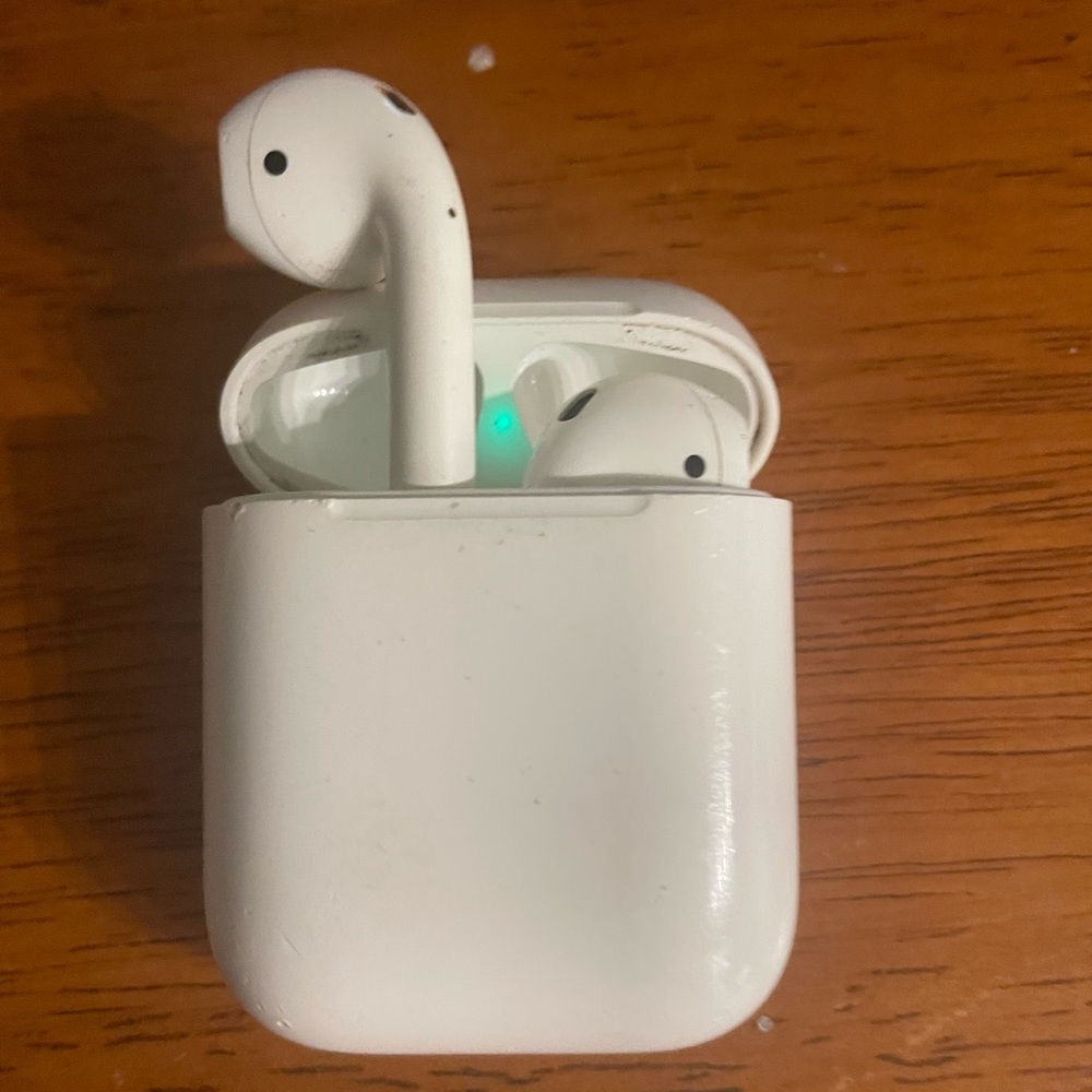 Apple Airpods , 1st generation.
